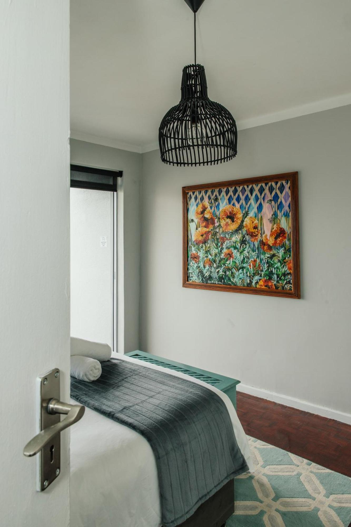 The Peacock Palace On York Apartment